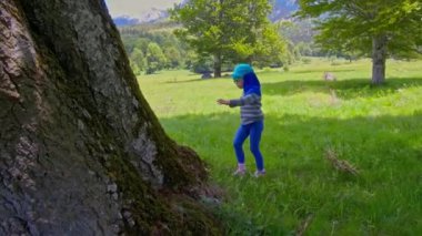 küçük kız dağlar yeşil çim üzerinde oyun