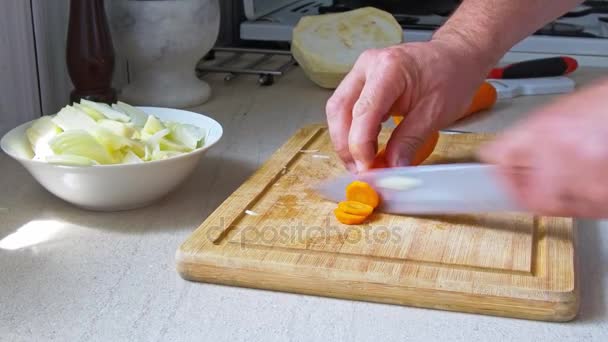 Человек рубят овощи — стоковое видео