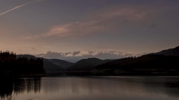 Pôr do sol sobre o lago da montanha no verão — Vídeo de Stock
