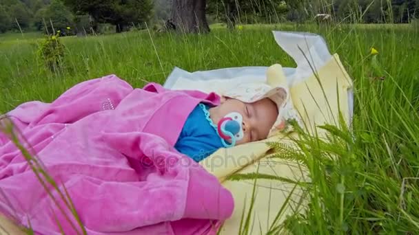 Slapende baby met fopspeen — Stockvideo
