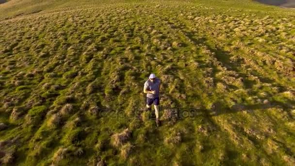 Hombre de deporte trotar correr campo a través — Vídeos de Stock