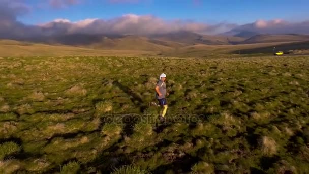Sport férfi cross country futás kocogás — Stock videók