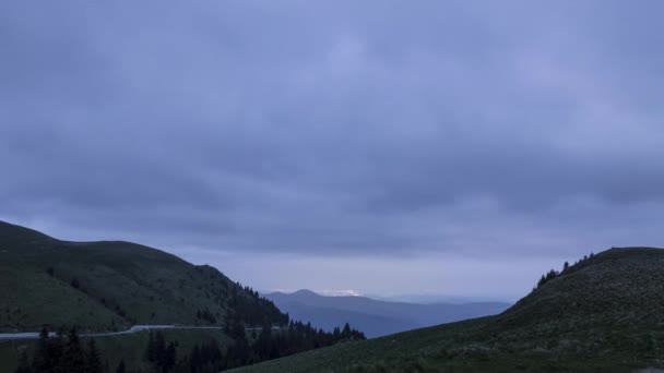 Pôr do sol vista montanha cidade panorama luzes — Vídeo de Stock