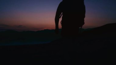 Gün batımında dağda koşarken