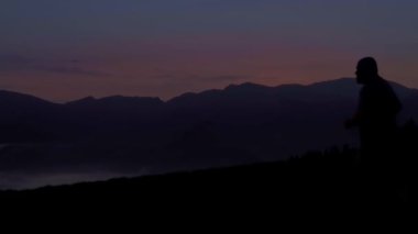 Gün batımında dağda koşarken