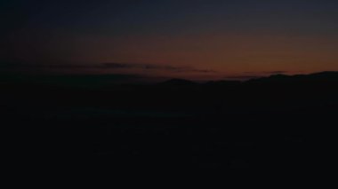 Gün batımında dağda koşarken