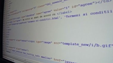 Gün batımında dağda yürüyüş.