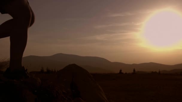 Wandern Auf Dem Berg Bei Sonnenuntergang — Stockvideo
