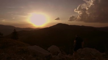 Gün batımında dağda koşarken