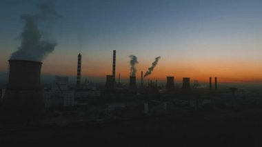 Alacakaranlıkta petrol rafinerisi