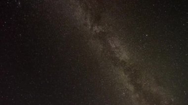 Samanyolu gece gökyüzü üzerinde