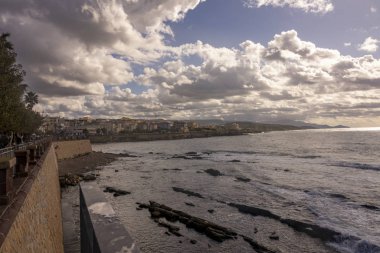 Alghero kıyı şeridinde bulutlar. Sardunya, İtal