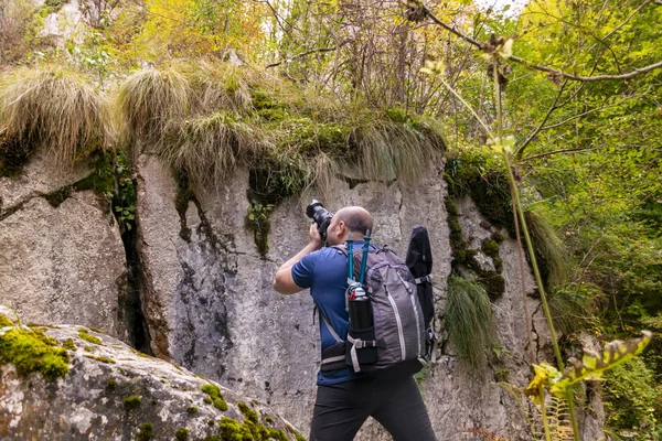 Dağdaki adam turist fotoğrafçısı.