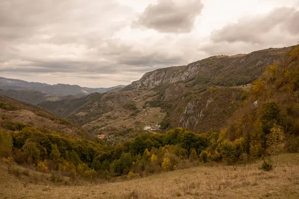 Dağlarda, kasvetli bir vadide