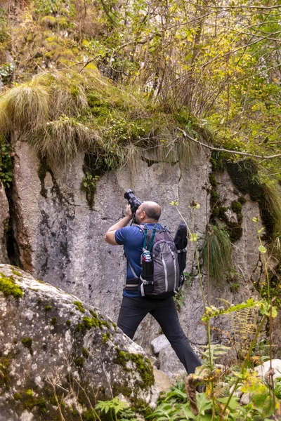 Fotógrafo de turismo masculino en una montaña Fotos de stock