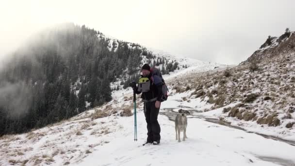 Photographe Avec Sac Dos Marchant Sur Une Crête Montagne Couvert — Video