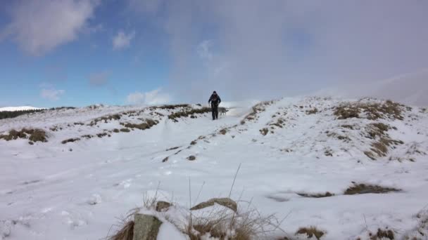Fotógrafo Com Mochila Andando Cume Montanha Coberto Com Neve Profunda — Vídeo de Stock