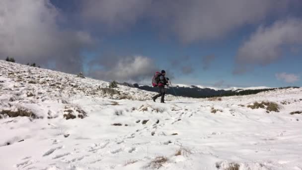 Fotógrafo Com Mochila Andando Cume Montanha Coberto Com Neve Profunda — Vídeo de Stock