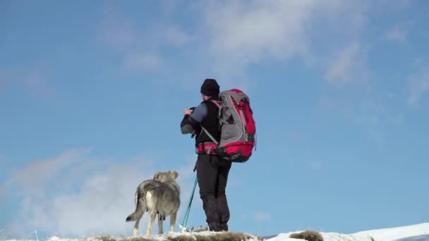 Fotograf Mit Rucksack Auf Einem Bergrücken Bedeckt Mit Tiefem Schnee — Stockvideo