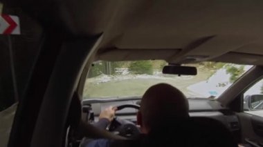 Orman kışı toprak yolunda off-road yapan bir adam. Arabanın içindeki kamera.