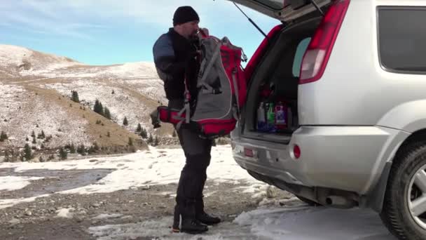 Yürüyüşçü Botlarını Değiştiriyor Arabada Karlı Dağlarda Yürüdükten Sonra — Stok video