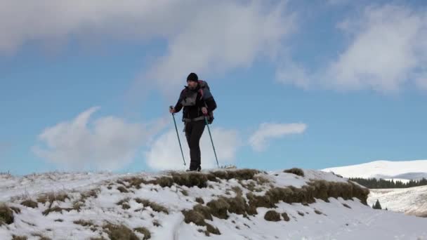 Sırt Çantasıyla Dağ Sırtında Yürüyen Derin Karla Kaplı Bir Yürüyüşçü — Stok video
