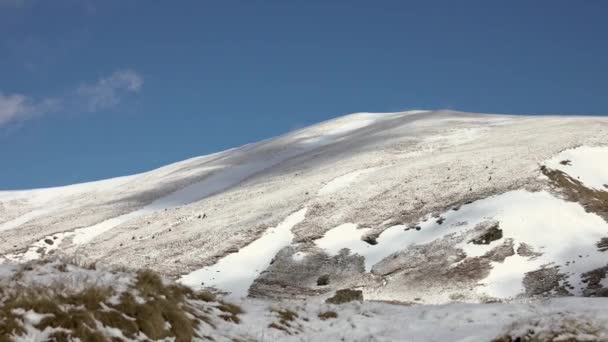 Nieve Nubes Movimiento Las Montañas Invierno Día Cielo Azul — Vídeos de Stock