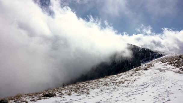 Nieve Nubes Movimiento Las Montañas Invierno Día Cielo Azul — Vídeo de stock