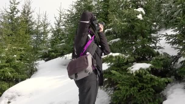 Фотограф Рюкзаком Йде Гірському Хребту Покритий Глибоким Снігом — стокове відео