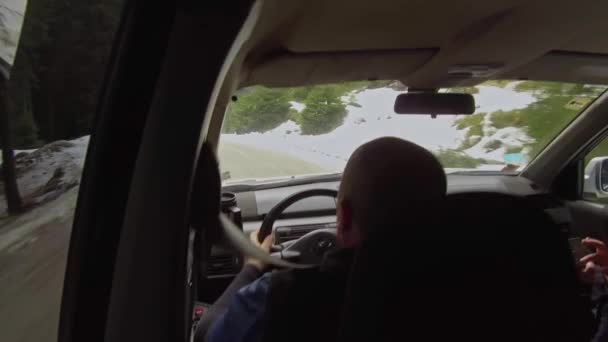 Чоловік Їде Бездоріжжям Лісовій Зимовій Брудній Дорозі Камера Всередині Автомобіля — стокове відео