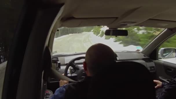 Hombre Conduciendo Coche Todoterreno Camino Tierra Invierno Forestal Cámara Dentro — Vídeos de Stock