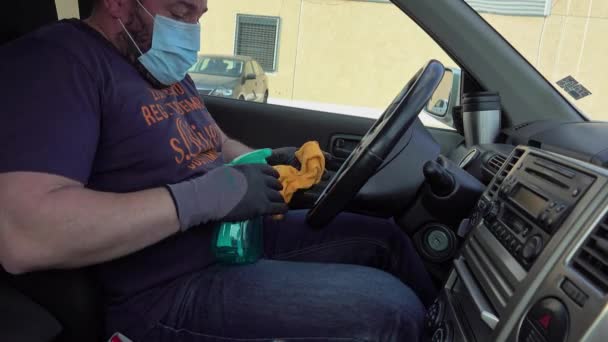 男子清洗汽车内部及喷洒消毒液 — 图库视频影像