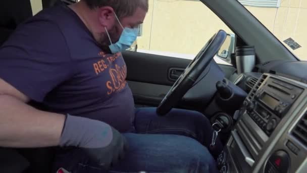 Mann Reinigt Autoinnenraum Und Sprüht Mit Desinfektionsflüssigkeit — Stockvideo