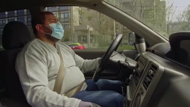 マスクと手袋の男は運転 — ストック動画