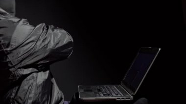 Bilgisayar korsanı bir laptoptan veri çalıyor