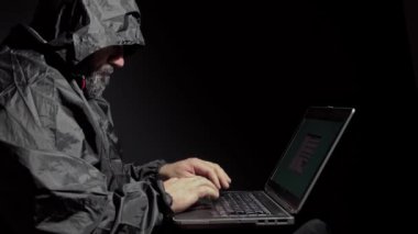 Bilgisayar korsanı bir laptoptan veri çalıyor