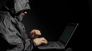 Bilgisayar korsanı bir laptoptan veri çalıyor