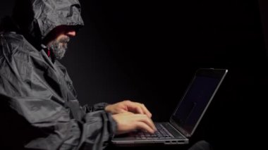 Bilgisayar korsanı bir laptoptan veri çalıyor