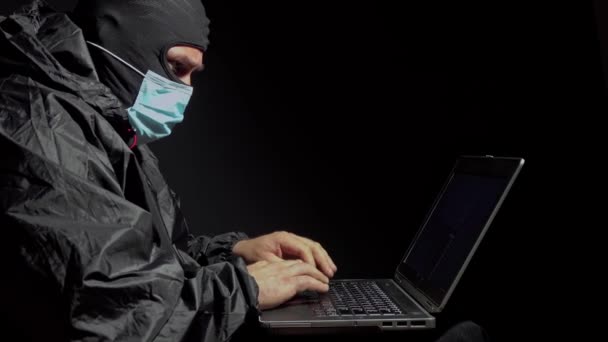 计算机黑客从笔记本电脑上窃取数据 — 图库视频影像
