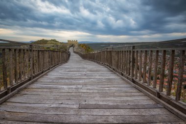 Fırtına öncesi eski kale