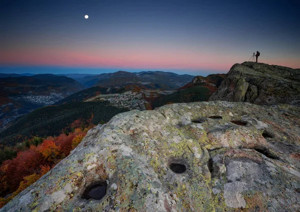 色雷斯圣殿 Belintash 惊人的夜景与摄影师的剪影在色雷斯保护区 Belintash 保加利亚的岩石 — 图库照片