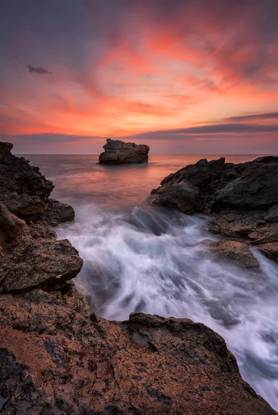 Amanecer entre las rocas — Foto de Stock