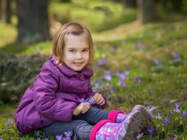 Meisje met krokussen — Stockfoto