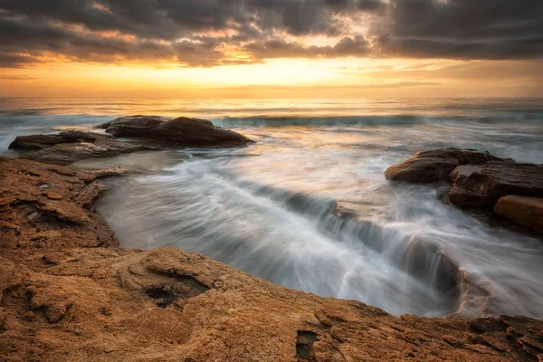 Een rotsachtige zonsopgang — Stockfoto