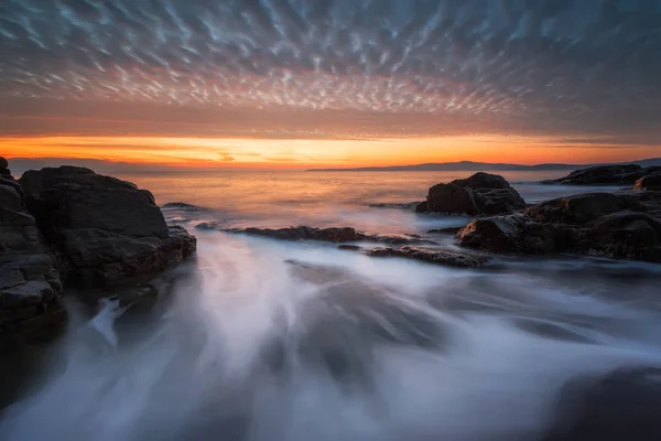 岩の間の夜明け — ストック写真