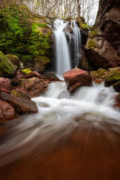 Una cascata primaverile — Foto Stock