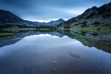 Pirin Dağları /Magnificent sabah görünümü Pirin mountains, Bulgaristan için Muratovo Gölü