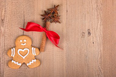 Dekorasyon ile Noel tatlılar / natürmort ile dekore edilmiş ahşap arka plan üzerinde Noel kurabiyeleri