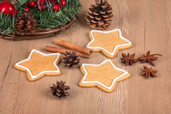 圣诞饼干与装饰 静物装饰圣诞饼干在一个木质的背景 — 图库照片