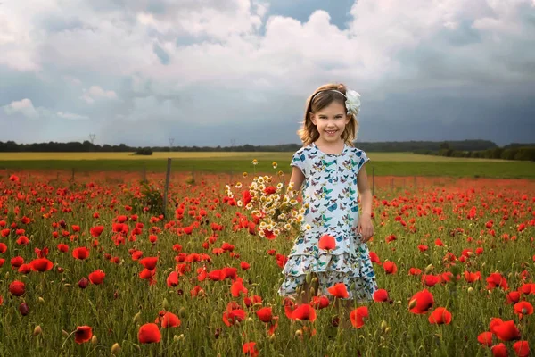 在春季领域 美丽的小女孩在罂粟场的背景下 保加利亚 — 图库照片